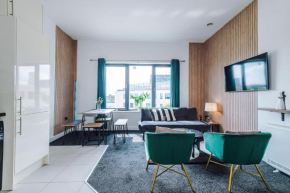 Free Parking, Sleeps 6, Stylish Apartment in Salford Quays